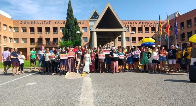 Protesta del profesorado de FP contra los recortes en Educación: concentraciones en Valéncia, Castelló y Alicante 1 Protesta del profesorado de FP contra los recortes en Educación: concentraciones en Valéncia, Castelló y Alicante