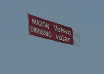 El PSPV-PSOE lanza una campaña veraniega contra Mazón con una avioneta que sobrevuela las playas de la Comunitat Valenciana