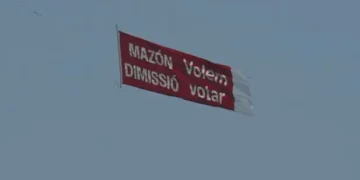 El PSPV-PSOE lanza una campaña veraniega contra Mazón con una avioneta que sobrevuela las playas de la Comunitat Valenciana