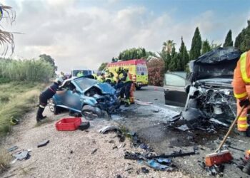 Dos heridos tras un violento choque entre dos coches en la N-332, en Oliva