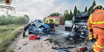 Dos heridos tras un violento choque entre dos coches en la N-332, en Oliva
