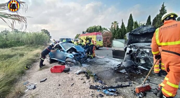 Dos heridos tras un violento choque entre dos coches en la N-332, en Oliva 1 Dos heridos tras un violento choque entre dos coches en la N-332, en Oliva