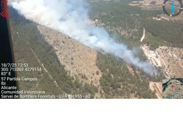 Nueve medios aéreos y decenas de bomberos combaten el incendio forestal declarado en Ibi (Alicante) 1 Nueve medios aéreos y decenas de bomberos combaten el incendio forestal declarado en Ibi (Alicante)