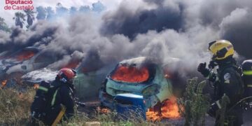 Incendio en la playa canina de Nules: cinco vehículos calcinados y daños en la vegetación