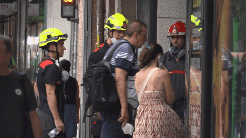El Ayuntamiento de Valencia atiende a los vecinos afectados por el incendio en la avenida del Port 10 fotos del incendio del tedi en la avda del puerto de Valencia 1