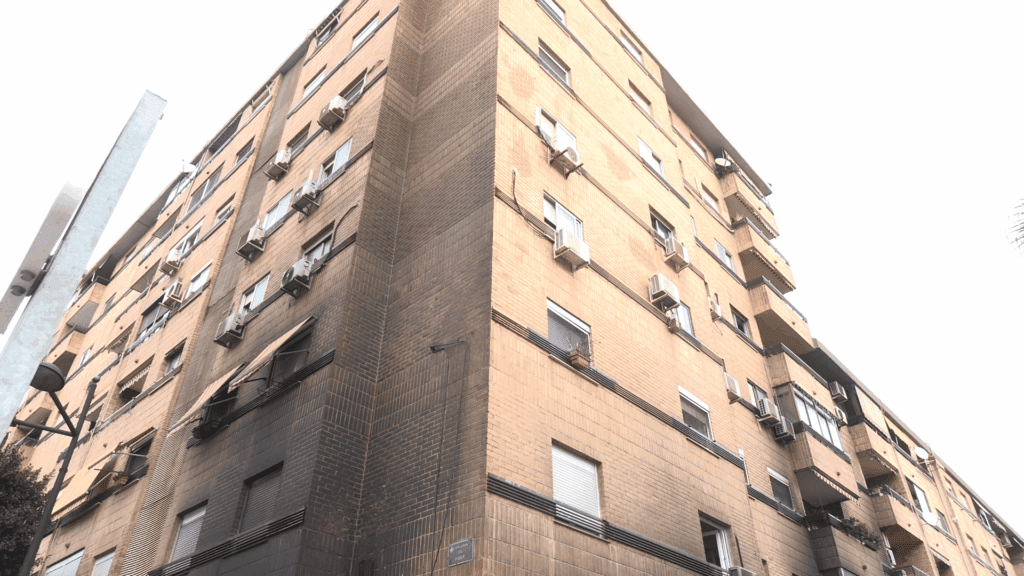 El Ayuntamiento de Valencia atiende a los vecinos afectados por el incendio en la avenida del Port 5 fotos del incendio del tedi en la avda del puerto de Valencia 10