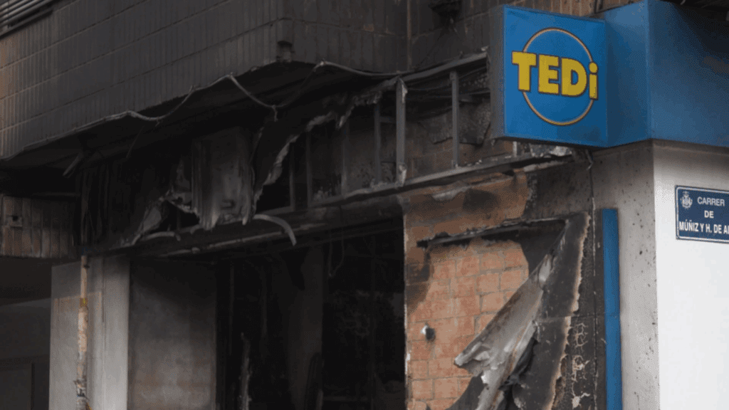 El Ayuntamiento de Valencia atiende a los vecinos afectados por el incendio en la avenida del Port 6 fotos del incendio del tedi en la avda del puerto de Valencia 11