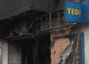 El Ayuntamiento de Valencia atiende a los vecinos afectados por el incendio en la avenida del Port