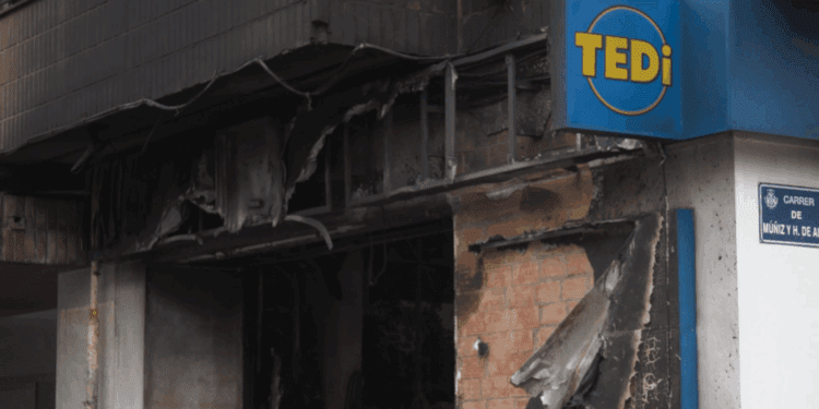 El Ayuntamiento de Valencia atiende a los vecinos afectados por el incendio en la avenida del Port 1 El Ayuntamiento de Valencia atiende a los vecinos afectados por el incendio en la avenida del Port