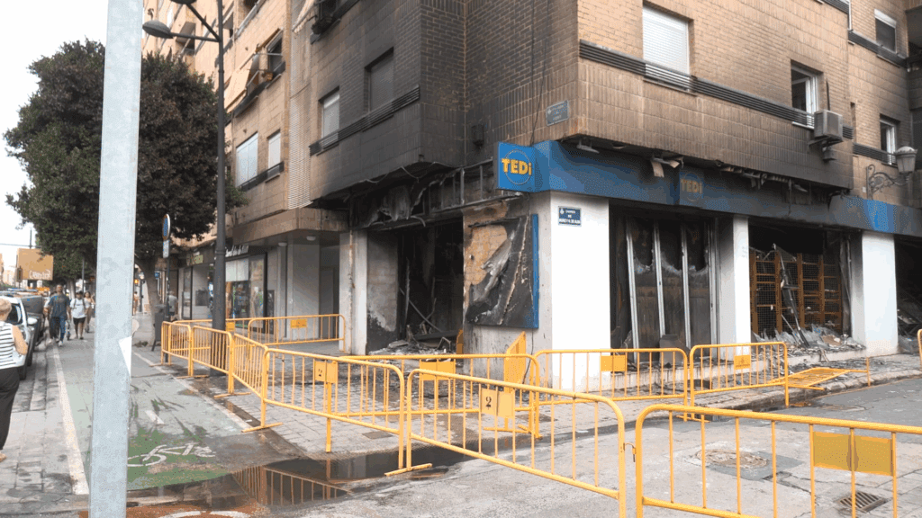 El Ayuntamiento de Valencia atiende a los vecinos afectados por el incendio en la avenida del Port 7 fotos del incendio del tedi en la avda del puerto de Valencia 12