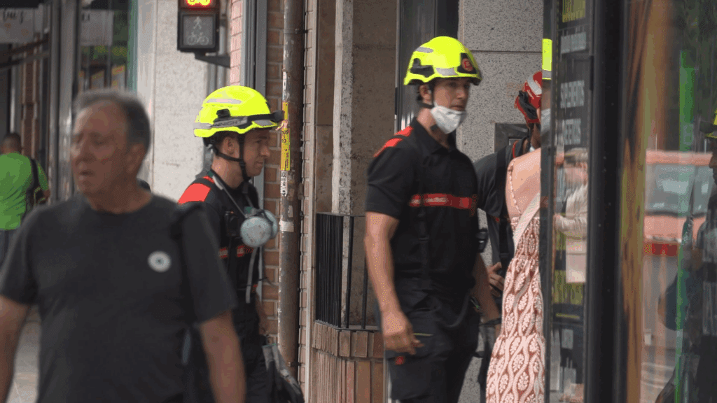 El Ayuntamiento de Valencia atiende a los vecinos afectados por el incendio en la avenida del Port 11 fotos del incendio del tedi en la avda del puerto de Valencia 2