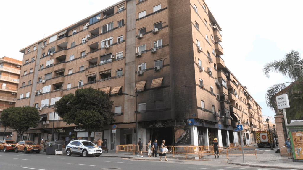 El Ayuntamiento de Valencia atiende a los vecinos afectados por el incendio en la avenida del Port 12 fotos del incendio del tedi en la avda del puerto de Valencia 3