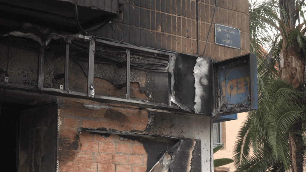 El Ayuntamiento de Valencia atiende a los vecinos afectados por el incendio en la avenida del Port 13 fotos del incendio del tedi en la avda del puerto de Valencia 4