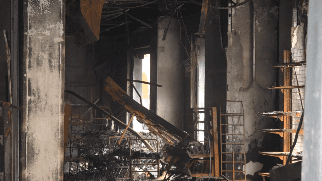 El Ayuntamiento de Valencia atiende a los vecinos afectados por el incendio en la avenida del Port 14 fotos del incendio del tedi en la avda del puerto de Valencia 5