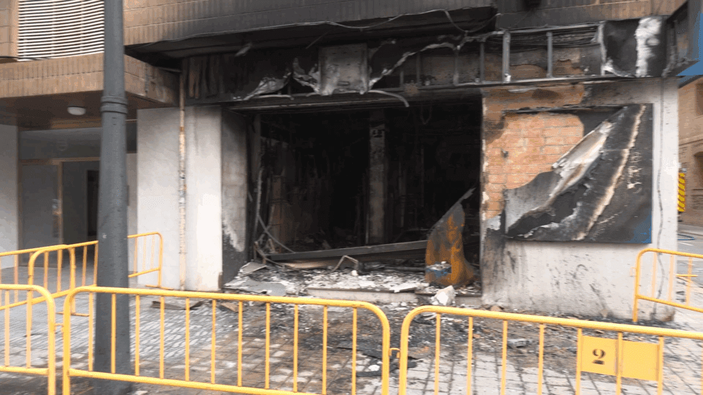 El Ayuntamiento de Valencia atiende a los vecinos afectados por el incendio en la avenida del Port 15 fotos del incendio del tedi en la avda del puerto de Valencia 6