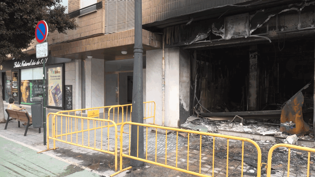 El Ayuntamiento de Valencia atiende a los vecinos afectados por el incendio en la avenida del Port 2 fotos del incendio del tedi en la avda del puerto de Valencia 7