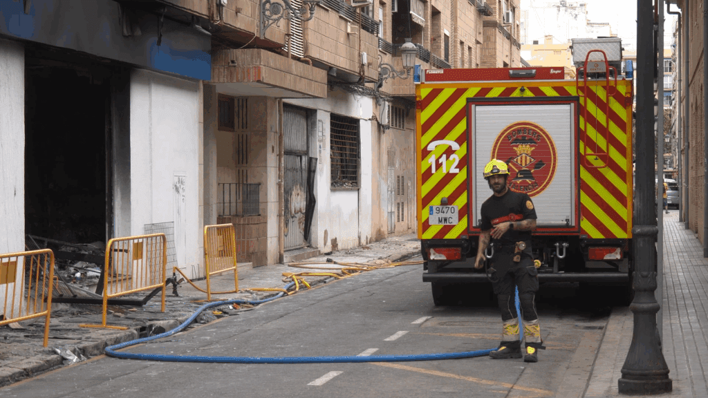 El Ayuntamiento de Valencia atiende a los vecinos afectados por el incendio en la avenida del Port 3 fotos del incendio del tedi en la avda del puerto de Valencia 8
