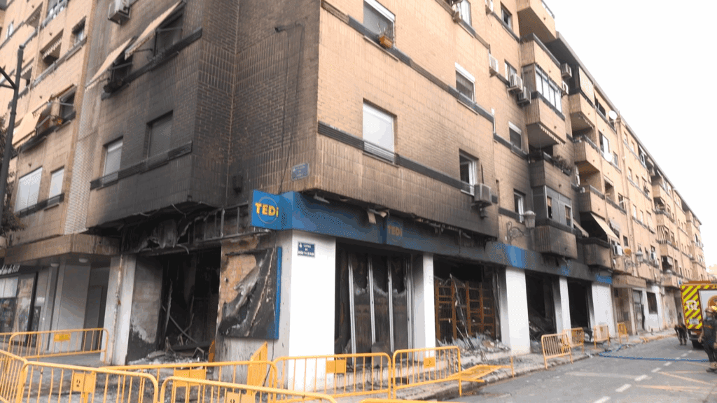 El Ayuntamiento de Valencia atiende a los vecinos afectados por el incendio en la avenida del Port 4 fotos del incendio del tedi en la avda del puerto de Valencia 9