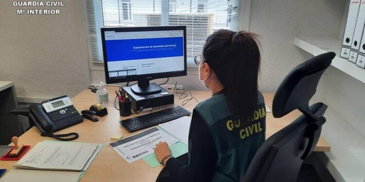 Desarticulada en Alicante una red que estafó más de 250.000 € suplantando mensajes bancarios 1 Desarticulada en Alicante una red que estafó más de 250.000 € suplantando mensajes bancarios