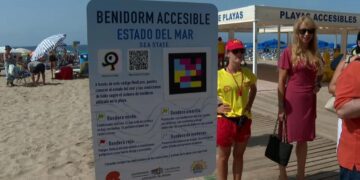 Benidorm instala banderas de playa accesibles para personas ciegas