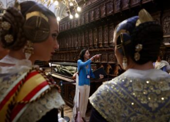 La Fallera Mayor de Valencia, Berta Peiró, acompañada de su Corte de Honor, ha realizado una visita guiada a la imponente Catedral de Burgos