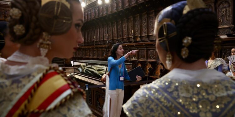 La Fallera Mayor de Valencia, Berta Peiró, acompañada de su Corte de Honor, ha realizado una visita guiada a la imponente Catedral de Burgos