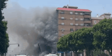 Espectacular incendio en un Tedi de la Avenida del Puerto