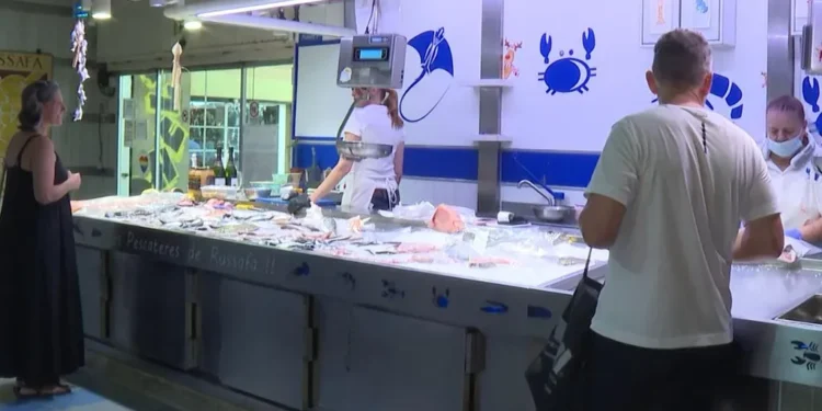 Comerciantes y clientes del Mercado de Ruzafa, asfixiados por el calor: cinco años con problemas en el aire acondicionado