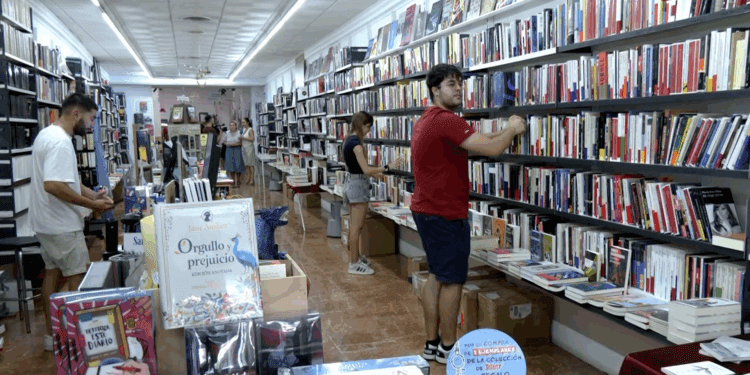 Alicante se moviliza para salvar la librería 80 Mundos, símbolo cultural amenazado por el auge del turismo 1 Alicante se moviliza para salvar la librería 80 Mundos, símbolo cultural amenazado por el auge del turismo
