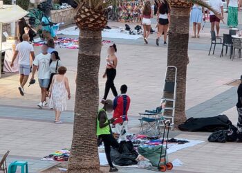 La Policía Local de Sagunto trabaja para evitar la venta ambulante en el paseo marítimo de Puerto Sagunto