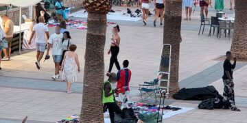 La Policía Local de Sagunto trabaja para evitar la venta ambulante en el paseo marítimo de Puerto Sagunto