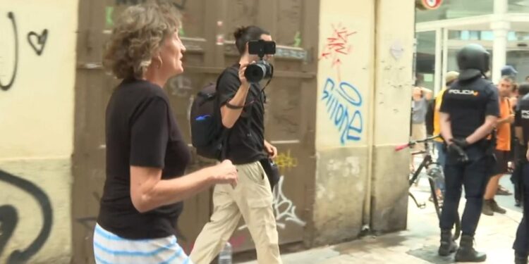 Una mujer denuncia acoso inmobiliario tras ser forzada a abandonar su hogar familiar en Valencia por un fondo buitre 1 Una mujer denuncia acoso inmobiliario tras ser forzada a abandonar su hogar familiar en Valencia por un fondo buitre