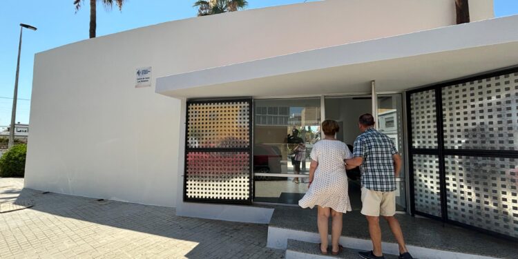 El consultorio médico de Les Palmeres abre su puertas tras permanecer cerrado los últimos cuatro veranos