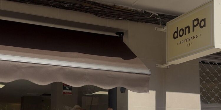 El renacer de Don Pa: la panadería de Paiporta que sobrevivió a la DANA y vuelve a abrir sus puertas nueve meses después 1 El renacer de Don Pa: la panadería de Paiporta que sobrevivió a la DANA y vuelve a abrir sus puertas nueve meses después