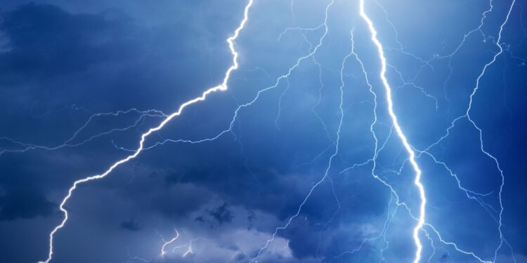 Una mujer en la Marina de Valéncia ha sido alcanzada por un rayo