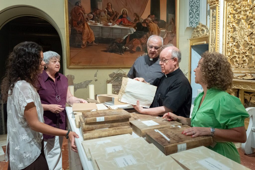 Empresas, entidades, institutos de toda España se unen para restaurar obras de arte y archivos parroquiales afectados por la riada 4 restauracion libros picanya vgutierrez 5