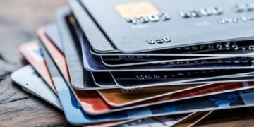 OCU alerta: Tarjetas en el extranjero, ojo a las comisiones ocultas