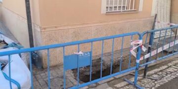 El calor revienta varias tuberías en El Palmar anegando calles y viviendas dos noches seguidas