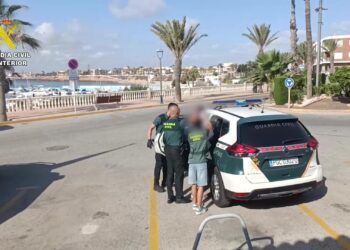 Tres detenidos por el tiroteo en plena calle en Pilar de la Horadada: dos jóvenes heridos de gravedad