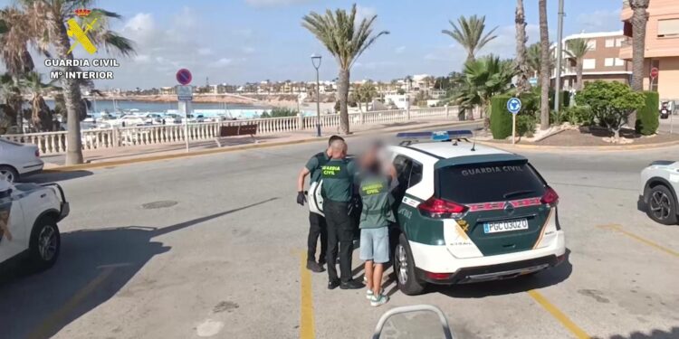 Tres detenidos por el tiroteo en plena calle en Pilar de la Horadada: dos jóvenes heridos de gravedad