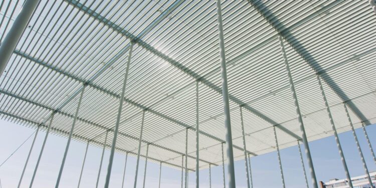 Transforma tu terraza o jardín dos. La guía definitiva para pérgolas con policarbonato 1 Transforma tu terraza o jardín dos. La guía definitiva para pérgolas con policarbonato