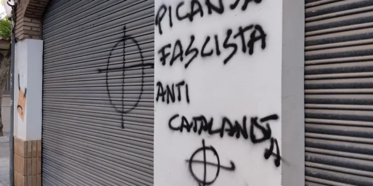 Vandalizan con mensajes de odio la sede de Compromís en Picanya 1 Vandalizan con mensajes de odio la sede de Compromís en Picanya