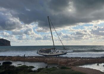 Un velero sigue encallado en la playa del Primer Muntanyar de Jávea tras el temporal