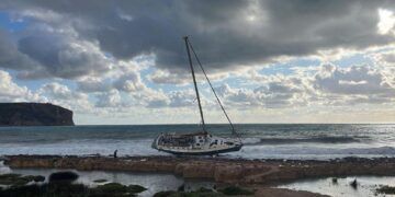 Un velero sigue encallado en la playa del Primer Muntanyar de Jávea tras el temporal