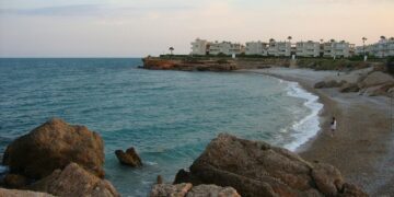 Hallado el cuerpo sin vida de una persona flotando en el mar en la cala Montero de Vinaròs