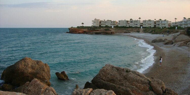 Hallado el cuerpo sin vida de una persona flotando en el mar en la cala Montero de Vinaròs 1 Hallado el cuerpo sin vida de una persona flotando en el mar en la cala Montero de Vinaròs