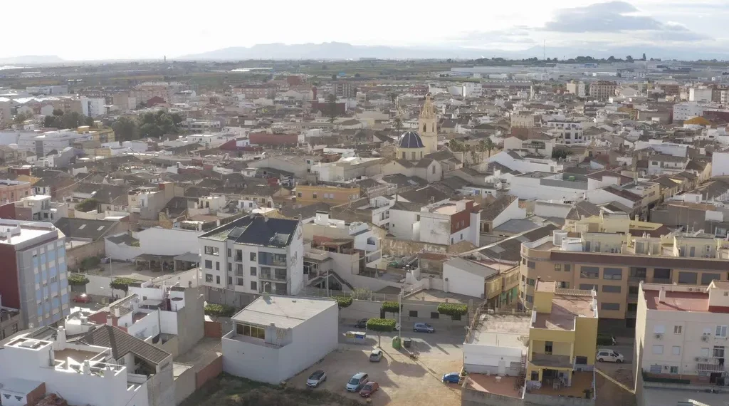 Una fuga de ácido clorhídrico obliga a confinar durante horas a la población de Alcàsser (Valencia) 1 Una fuga de ácido clorhídrico obliga a confinar durante horas a la población de Alcàsser (Valencia)