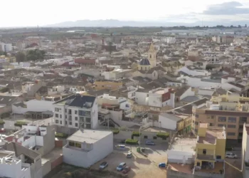 Una fuga de ácido clorhídrico obliga a confinar durante horas a la población de Alcàsser (Valencia)