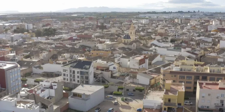 Una fuga de ácido clorhídrico obliga a confinar durante horas a la población de Alcàsser (Valencia)