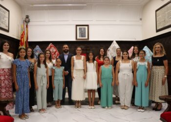 El Ayuntamiento de Sagunto entrega las telas, los mantones bordados y las peinetas a las Falleras Mayores y sus Cortes de Honor